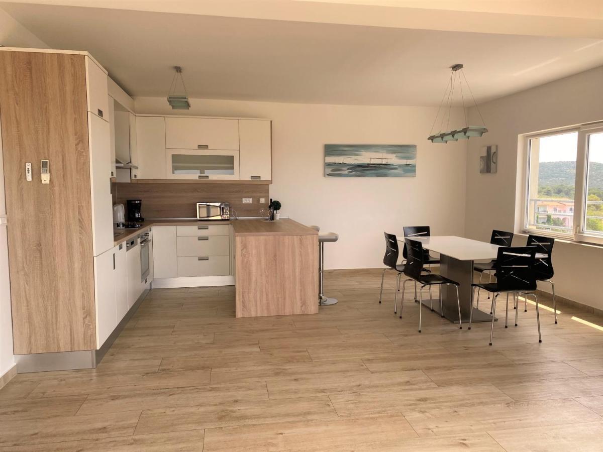 Apartments Carpe Diem Примоштен Экстерьер фото