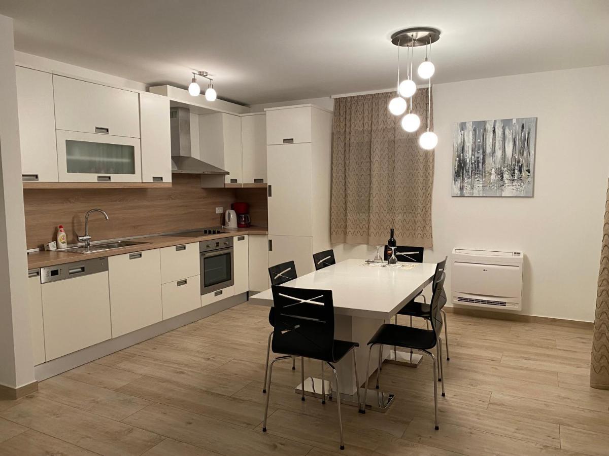 Apartments Carpe Diem Примоштен Экстерьер фото