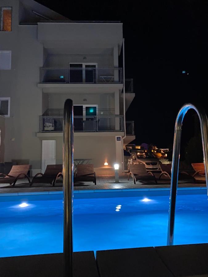 Apartments Carpe Diem Примоштен Экстерьер фото